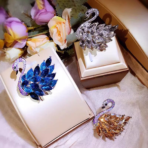 Exquisito broche de cisne de alta gama para mujer, con cristales, diseño de moda, accesorio de nicho para traje. - Product Image 1