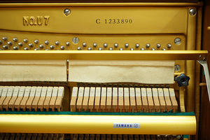 Teclado de piano vertical Yamaha U7C profesional usado, instrumento musical de alta calidad - Product Image 3