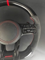Volant sport pour Mercedes Classe G W464 en cuir noir brillant avec surpiqûres rouges et fibre de carbone pour 3/4 branches, montage direct