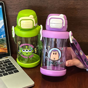 Gourde portable grande capacité avec paille intégrée Strawberry Bear pour enfants et élèves du primaire - Product Image 5