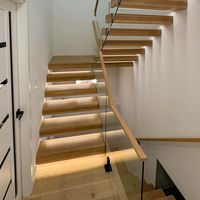 Escalier droit flottant moderne personnalisable pour intérieur, à marches ouvertes, gain de place, mural, en métal, avec finition de rampe en verre