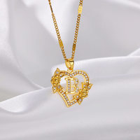 Collier ras du cou minimaliste transfrontalier avec pendentif en zircon, motif fleur et lettre, ajouré en forme de cœur