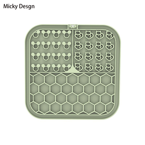 Tapis à lécher en silicone écologique portable avec ventouse et design carré pour un utilisation facile comme bol d'eau et de nourriture pour chiens - Product Image 3