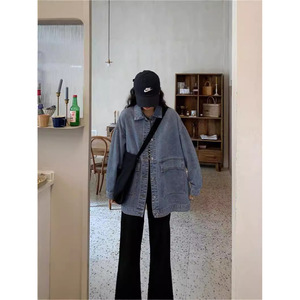 แจ็คเก็ตยีนส์สไตล์เรโทรสำหรับผู้หญิง ฤดูใบไม้ร่วง-ฤดูหนาว ปี 2025 สีน้ำเงิน/ดำ ฮิโรมิ สไตล์ฮาราจูกุ ทรงหลวมทันสมัย แบบเกาหลี ใช้งานได้หลากหลาย - Product Image 3