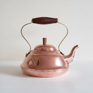 Hervidor de cobre tradicional con tapa redondeada y Caño resistente hecho para fogones y configuraciones de ambiente rústico - Product Image 1