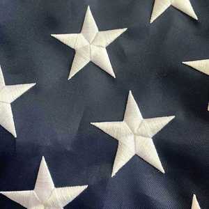 ธงชาติอเมริกันแบบกำหนดเอง ขนาด 3x5 ฟุต ทำจากโพลีเอสเตอร์ทนทาน ปักลายแถบธงแบบเย็บติด พร้อมอุปกรณ์ตกแต่งสำหรับตั้งโชว์ - Product Image 2