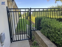 Revestimiento en polvo personalizado Flat Top 3 Rails Valla de metal de aluminio con puerta única y puerta doble