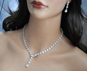 Ensemble collier en Y et boucles d'oreilles pendantes pour mariée - Ensemble de bijoux en argent sterling plaqué platine avec zircone cubique, forme en Y plaqué platine - Product Image 2