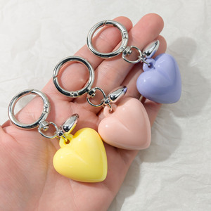 Tas cincin logam gantungan kunci bentuk hati kartun lucu Aksesori liontin liontin grosir hadiah Resin pelangi gantungan kunci mobil hati persik