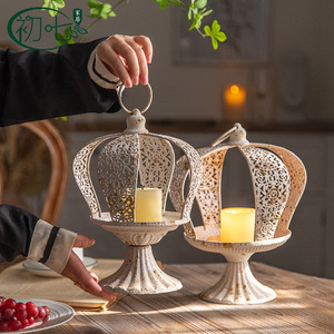 เชิงเทียนสไตล์ฝรั่งเศสแบบฉลุลาย รูปทรงมงกุฎ ทำจากโลหะเหล็ก สำหรับตกแต่งบ้าน ใช้เป็นโคมไฟสำหรับโต๊ะอาหาร - Product Image 1