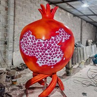 Buitenverlichting met sprookjesachtige muziek, glasvezel fruit- en groenterekwisieten, grote pompoen, paprika, radijs, kool