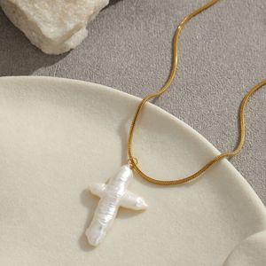 Colar Atacado Feminino com Pingente de Cruz de Pérola Barroca Estilo Francês e Corrente de Osso de Cobra em Aço Inoxidável – Acessório de Moda Tendência - Product Image 2