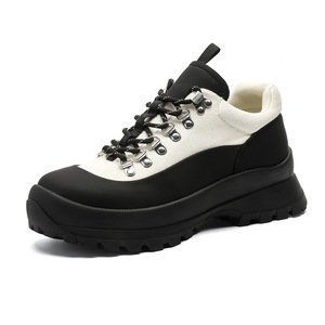Chaussures de randonnée basses bicolores noir et blanc, empeigne en toile et cuir, boucle métallique, lacets, antidérapantes - Product Image 1