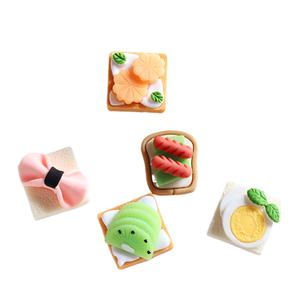 Accessoires de colle artisanale en gros, jouets alimentaires réalistes, pain, œufs frits, saucisses, tapis décoratif en résine fait main DIY - Product Image 1