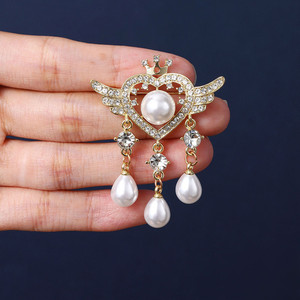 Broche de luxe rétro en alliage plaqué or, motif géométrique, croix, fleur, perle, pour homme, idéale pour les mariages, les fiançailles et les fêtes - Product Image 6