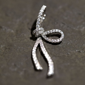 Orecchino a Clip Gaby con Fiocco Intarsiato di Diamanti, Senza Fori, Stile Lusso Leggero, per Viso Rotondo - Product Image 5