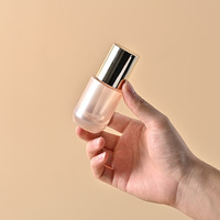 Flacon pompe en verre de 30 ml avec diffuseur à bâtonnets pour crème visage, fond épais, forme ronde, sérigraphié, cosmétique