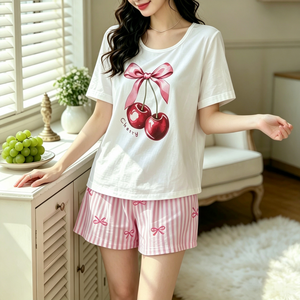 Conjunto <span class=keywords><strong>de</strong></span> Pijama Casual <span class=keywords><strong>de</strong></span> Punto Personalizado al por Mayor <span class=keywords><strong>para</strong></span> <span class=keywords><strong>Mujer</strong></span> con Top Estampado <span class=keywords><strong>de</strong></span> Cerezas y Pantalones Cortos Elásticos con Lazo, Conjunto <span class=keywords><strong>de</strong></span> Dos Piezas <span class=keywords><strong>para</strong></span> Descansar - Product Image 1