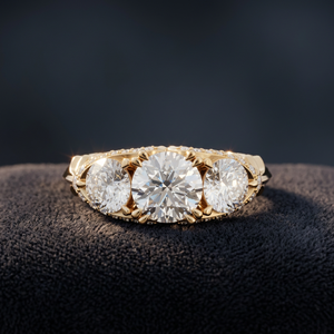 Anillo de Compromiso de Diamantes Naturales Aurum Diam para Mujer, Oro Rosa de 14K, Corte Brillante, Engaste de Garra, 2 Piedras Laterales, Certificado IGI - Product Image 1