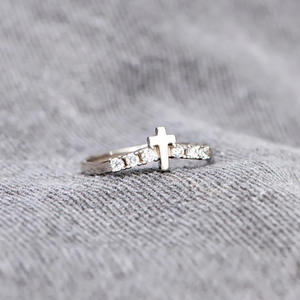 Anillo de Diamantes de Oro Blanco para Mujer Q538 con Diseño de Cruz para Ceremonias Religiosas, Corte Brillante Redondo Natural, Color G - Product Image 6