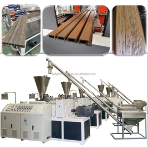 Lokale nazorg FULLWIN machine voor het extruderen van composiet hout-kunststof (<span class=keywords><strong>WPC</strong></span>) wandpanelen, terrasplanken, vloerplanken en schuttingen. - Product Image 1