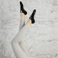 Chaussettes Pilates antidérapantes professionnelles pour femmes Chaussettes Yoga à cinq doigts Multi-Strap Personnalisable Matériau en coton respirant