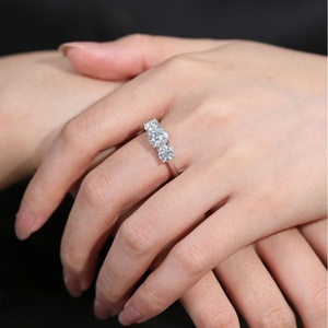 แหวนเพชรโมอิสสีเงินสเตอร์ลิงประดับ S925 1 + 2 + 1กะรัตสามเพชรคลาสสิกหรูหราขายดีในยุโรป - Product Image 4