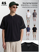 T-shirt personnalisé à col en V et manches courtes, style preppy old money, avec patte de boutonnage contrastante et boutons, tissu extensible pour homme