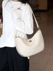 ผู้ผลิตกระเป๋าสะพายไหล่ รับผลิตตามสั่ง ขายส่ง OEM 2026 รุ่นใหม่ กระเป๋าหนังสะพายไหล่ทรงเก๋ไก๋สำหรับผู้หญิง - Product Image 5