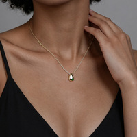 Collier en forme de larme plaqué or 14 carats en laiton, vente chaude |   Pendentif goutte d'eau en pierre vertes facettées |   Chaîne délicate pour clavicule pour femmes