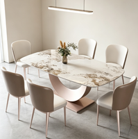 Table basse rectangulaire moderne et minimaliste, avec plateau en marbre et base en métal, idéale pour le salon.