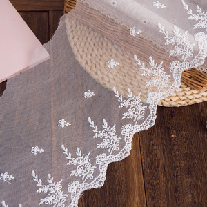 18cm di larghezza fabbrica diretta <span class=keywords><strong>Tulle</strong></span> di pizzo <span class=keywords><strong>bianco</strong></span> <span class=keywords><strong>ricamato</strong></span> rifinitura per accessori di abbigliamento gonne da te bordo tenda e decorazione in tessuto - Product Image 1