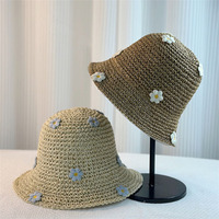 Vente en gros Crochet fait main petites marguerites fleurs Patch plaine paille seau chapeaux de paille été femmes plage papier pêcheur chapeau