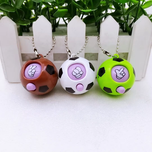 Vente en gros de 4 cm jeu de doigts devinettes changement de visage porte-clés de football pour capsule distributrice de 2 pouces - Product Image 1