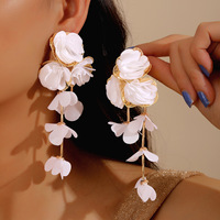 Anting-anting tusuk wanita vintage berlapis emas, bahan paduan seng, gaya bohemian dengan hiasan bunga dan rumbai, cocok untuk hadiah liburan musim panas