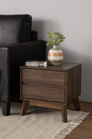 Table de chevet élégante en bois massif de style scandinave HIRADO, avec pieds en bois massif, couleur cacao et noyer, fabriquée en Malaisie