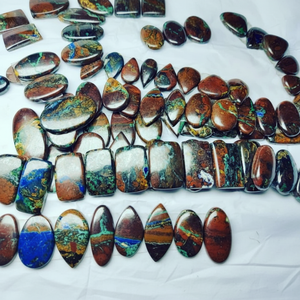 Opale australienne naturelle boulder mélange taille mélange forme sculpture Cabochon pierre précieuse sculpture à la main pour faire cadeau de couple de la Saint-Valentin - Product Image 1