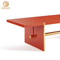 Ensemble de table à manger de luxe moderne, plateau en marbre blanc naturel, base large en métal noir à rainures, ensemble de table à manger géométrique de luxe