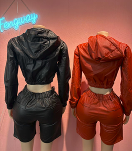 طقم نسائي من قطعتين لخريف 2025، جاكيت كاجوال بغطاء للرأس من الجلد الصناعي مع سحاب وأكمام طويلة + شورت متناسق من الجلد الصناعي - Product Image 2