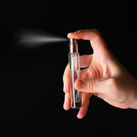 Bouteille de décantation de parfum en verre transparent de luxe 10ml et 15ml de forme carrée avec atomiseur de pulvérisation et bouchon à vis pour diffuseur et emballage