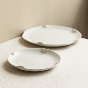 <span class=keywords><strong>Set</strong></span> di <span class=keywords><strong>Piatti</strong></span> in Ceramica Bianca Smaltata a Forma Irregolare 2026, <span class=keywords><strong>Set</strong></span> di <span class=keywords><strong>Piatti</strong></span> Decorativi in Ceramica Opaca con Bordo Ondulato per Matrimoni ed Eventi - Product Image 4
