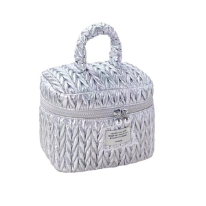 Ensemble de trousse de maquillage matelassée argentée Véhicule matelassé multi-brins en nylon imperméable écologique-logo - Product Image 1