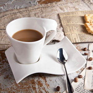 Ensemble <span class=keywords><strong>de</strong></span> <span class=keywords><strong>vaisselle</strong></span> en porcelaine blanche classique élégante <span class=keywords><strong>de</strong></span> forme unique en gros pour <span class=keywords><strong>salon</strong></span>, restaurant, hôtel, ensemble <span class=keywords><strong>de</strong></span> tasses à eau et à <span class=keywords><strong>thé</strong></span> en forme <span class=keywords><strong>de</strong></span> vague - Product Image 1