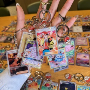 2026 TCG Más de 400 Diseños al por Mayor Llaveros Acrílicos de Anime de Pokémon con Diseño de Dibujos Animados - Product Image 3