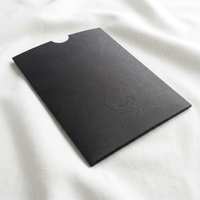 Élégante pochette en papier noir mat avec encoche demi-cercle pour le pouce, logo personnalisé en relief, enveloppe pour carte-cadeau, petit porte-cartes