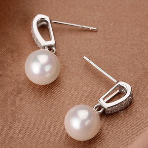 Orecchini pendenti in stile barocco con grandi perle e cristalli per donna, eleganti accessori per tutti i giorni e per feste. - Product Image 4