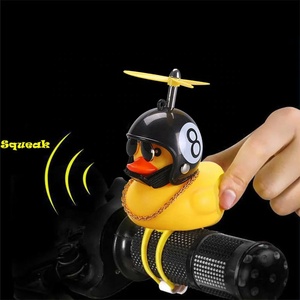 Accessoires de moto Canard jaune avec casque pour vélo sans lumières Accessoires de voiture automatique Canard dans la voiture Décoration intérieure de voiture - Product Image 1