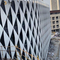 Panneau de mur-rideau en aluminium de forme personnalisée, façade ondulée en arc, revêtement en aluminium pour l'extérieur des bâtiments commerciaux