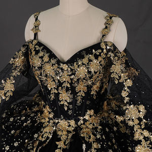 WC046 Elegante Vestido de Gala Negro con Apliques de Encaje Metálico, Lentejuelas Brillantes, Capa de Gasa y Escote Corazón Maxi - Product Image 4