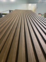 Cloison décorative murale en bois à texture linéaire verticale absorbant le bruit pour espace café-thé